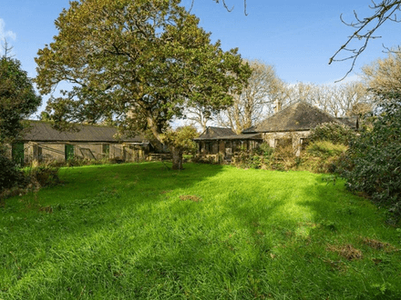Detached bungalow, 2.7 acres & outbuildings